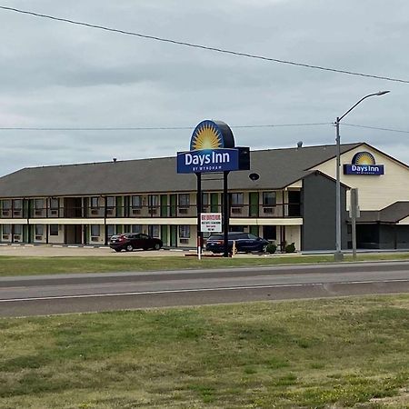 Days Inn By Wyndham Pratt Eksteriør bilde