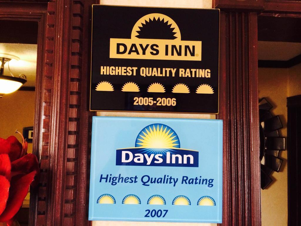 Days Inn By Wyndham Pratt Eksteriør bilde