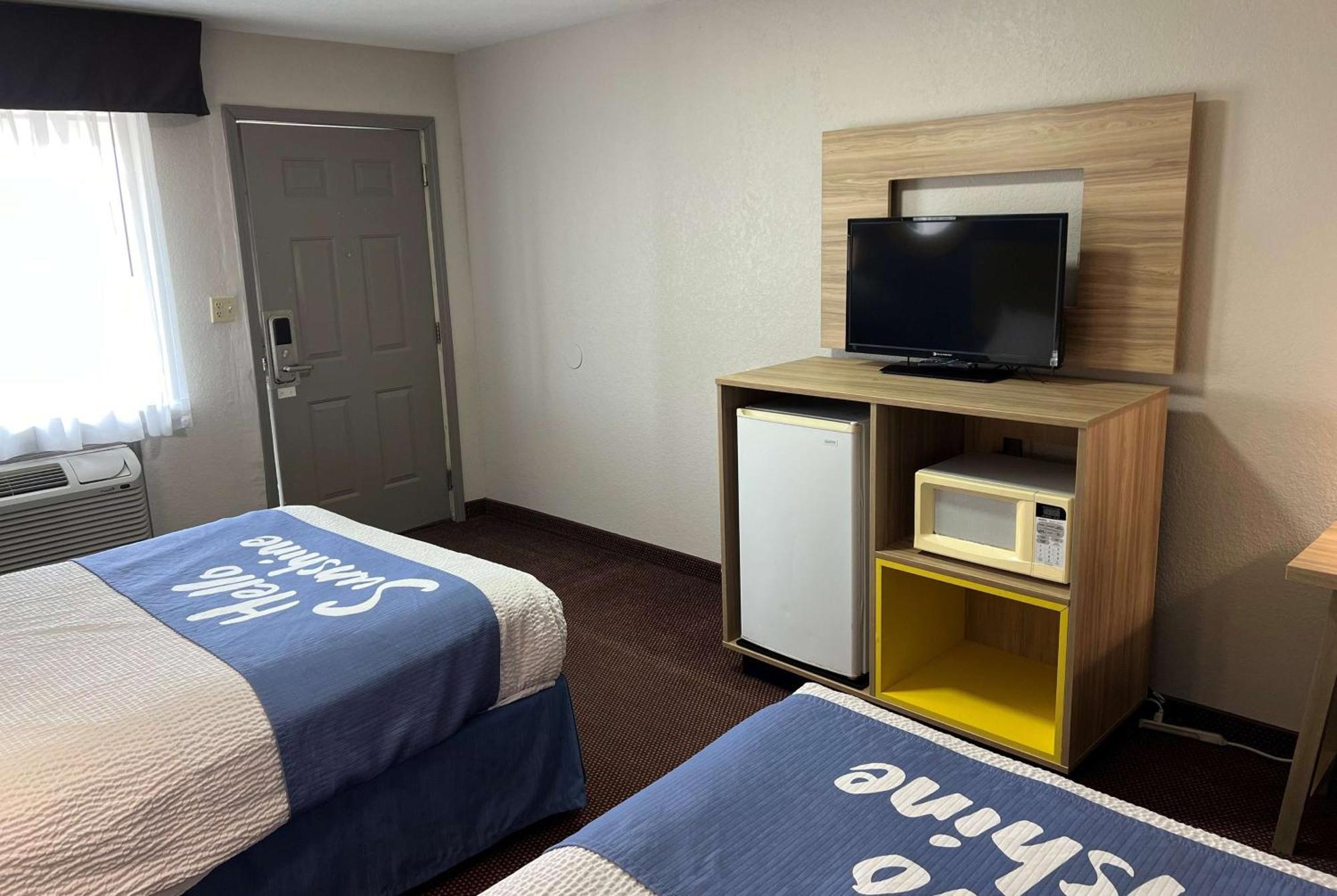 Days Inn By Wyndham Pratt Eksteriør bilde