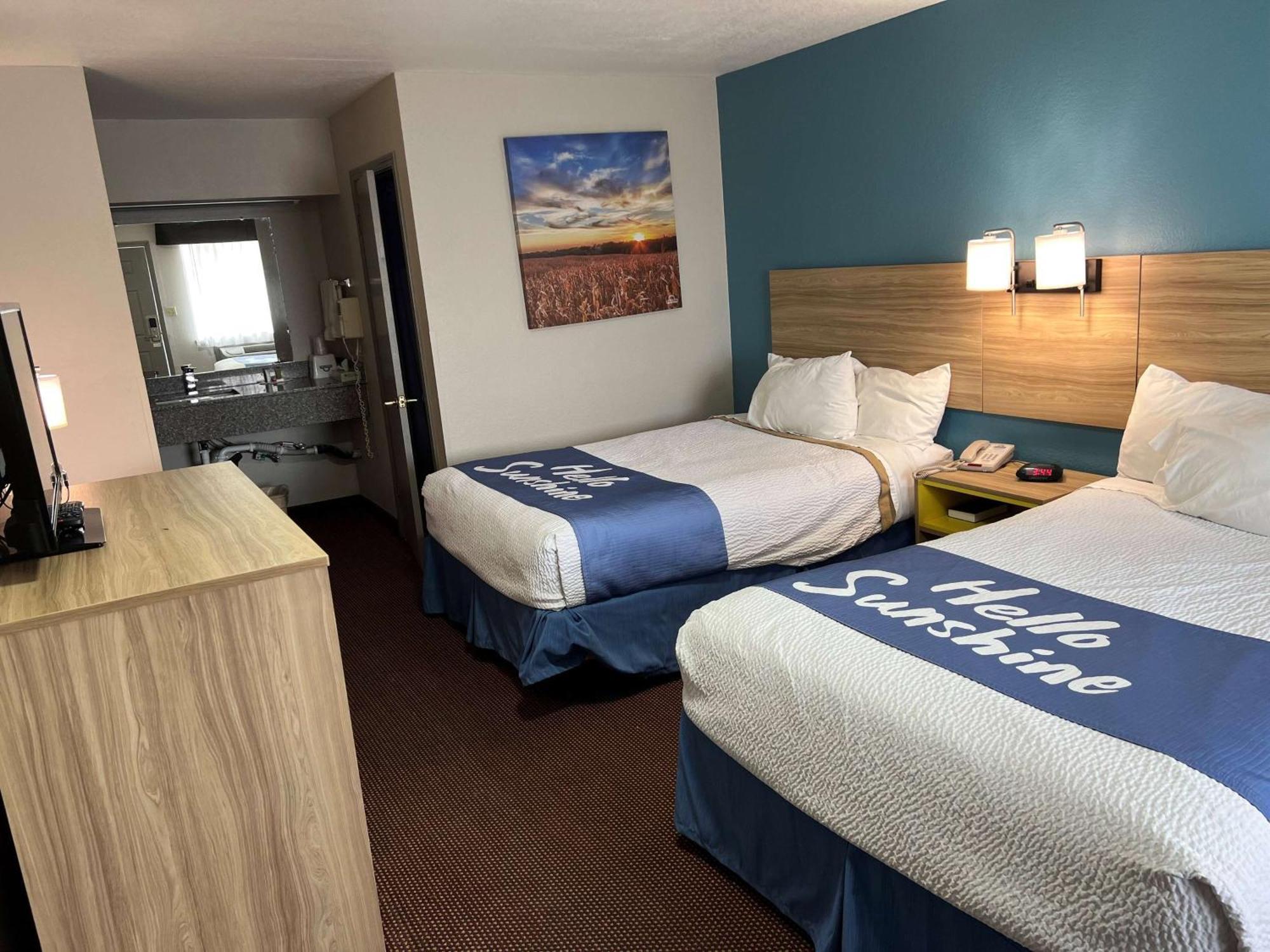 Days Inn By Wyndham Pratt Eksteriør bilde