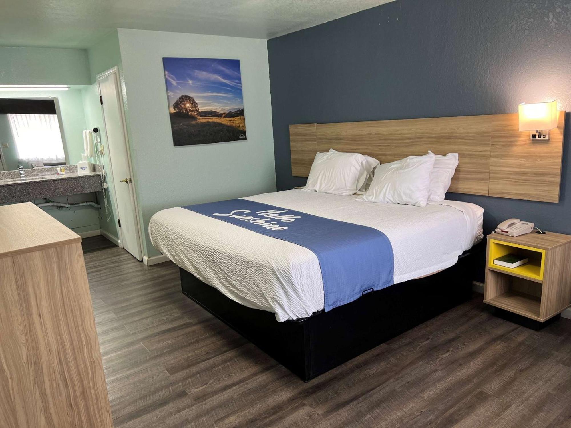 Days Inn By Wyndham Pratt Eksteriør bilde