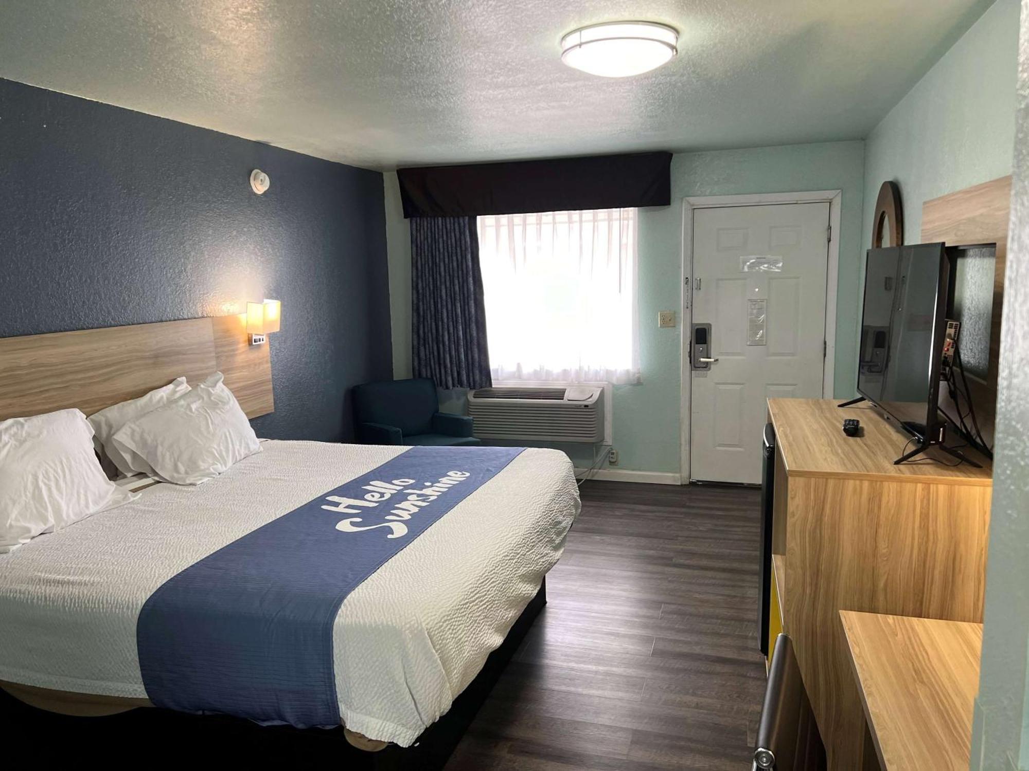 Days Inn By Wyndham Pratt Eksteriør bilde