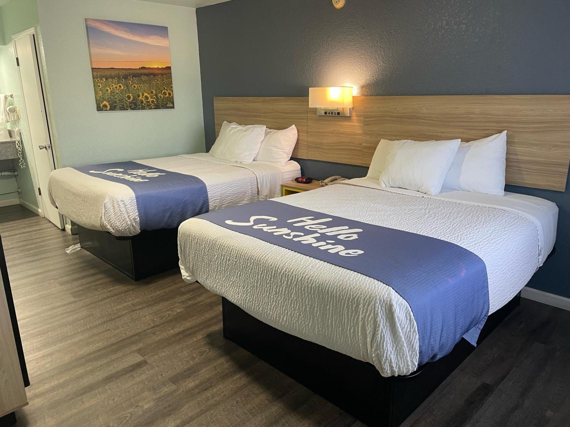 Days Inn By Wyndham Pratt Eksteriør bilde