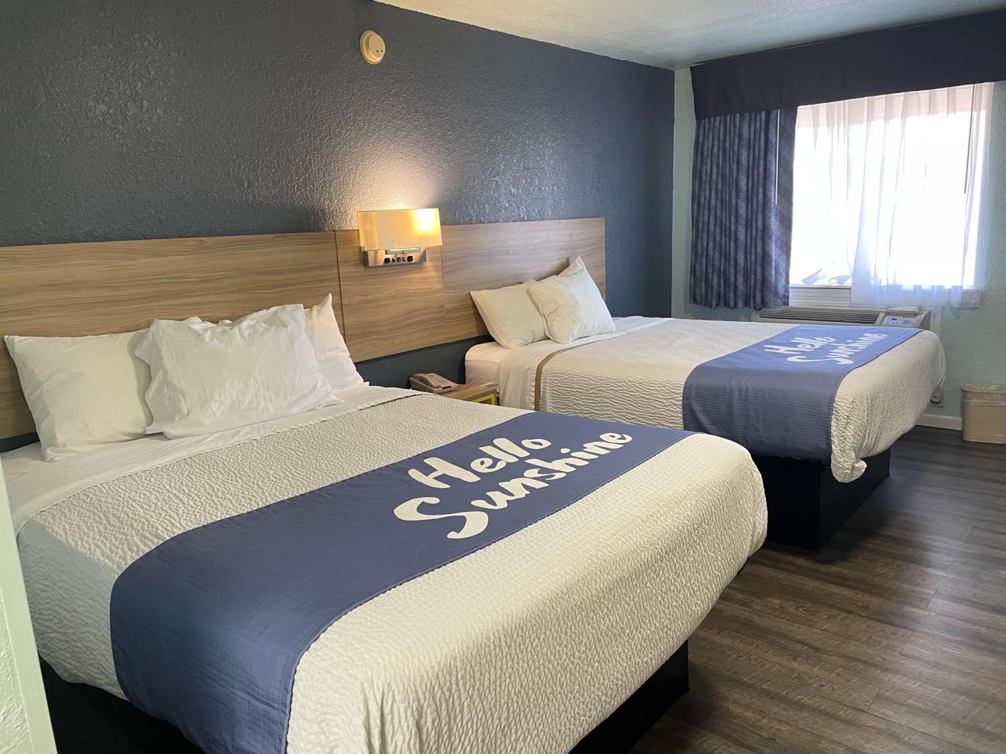 Days Inn By Wyndham Pratt Eksteriør bilde