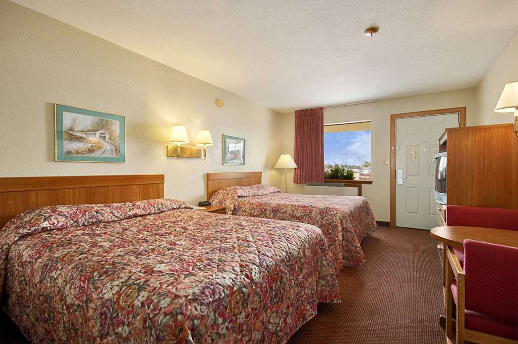 Days Inn By Wyndham Pratt Rom bilde