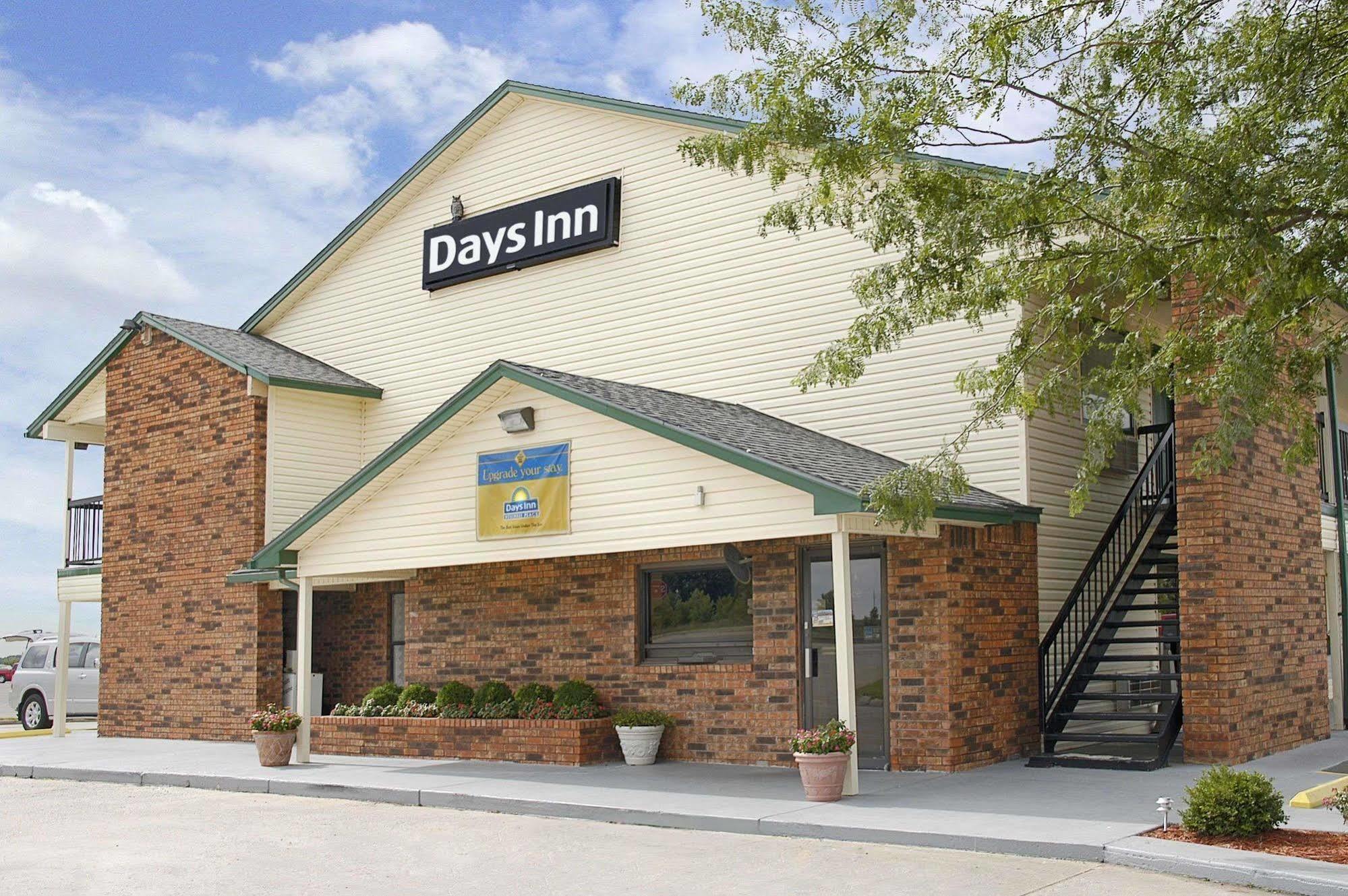 Days Inn By Wyndham Pratt Eksteriør bilde